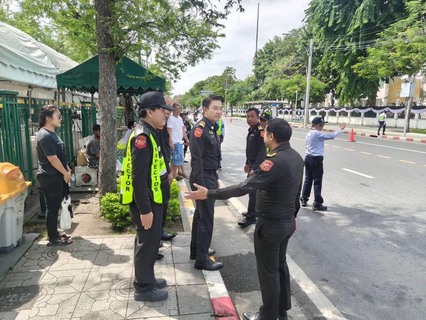 “กรมขนส่ง” ตรวจเยี่ยมการอำนวยความสะดวกประชาชน เดินทางร่วมถวายน้ำสรงพระบรมศพหน้าพระฉายาลักษณ์ ณ ศาลาสหทัยสมาคม พระบรมมหาราชวัง