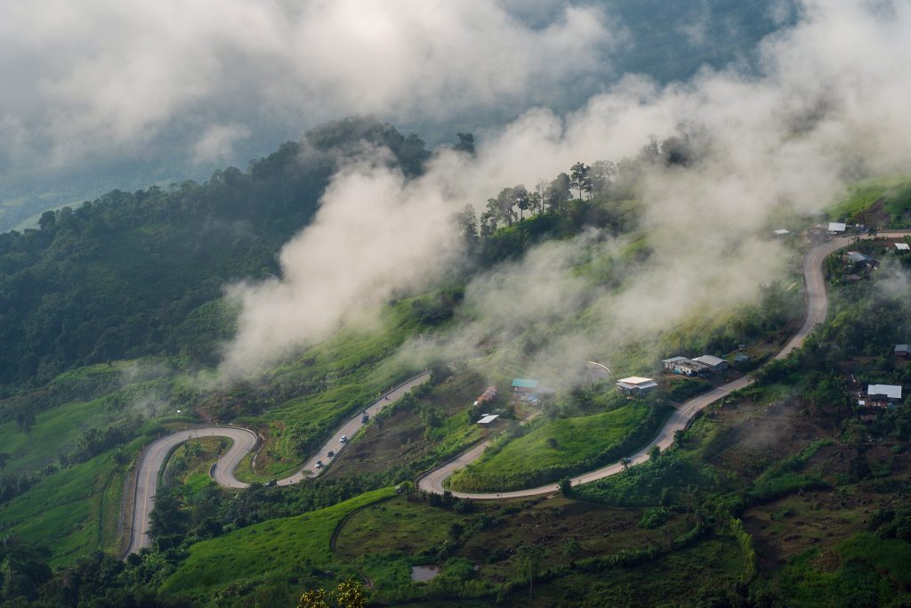 สูดอากาศบริสุทธิ์!! ขับรถบน ทล.2331 สู่ขุนเขาแห่งหมอก “ภูหินร่องกล้า”