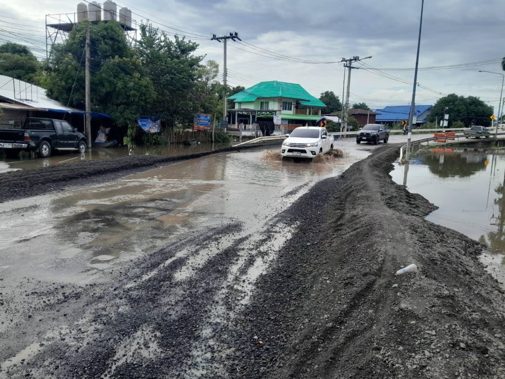 “ทางหลวงชนบท” ทำคันกั้นน้ำถนนเชิงลาดคอสะพาน ชน.007 @ชัยนาท