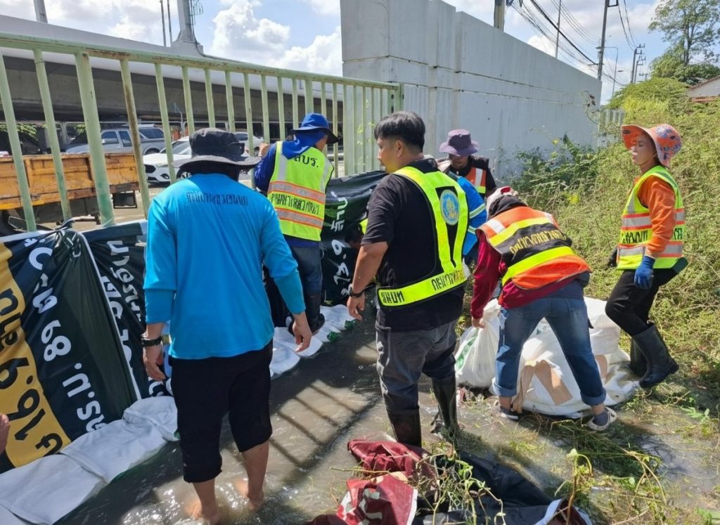 “ทางหลวงชนบท” ระดมเจ้าหน้าที่นำกระสอบทราย ป้องกันน้ำท่วมถนนนครอินทร์