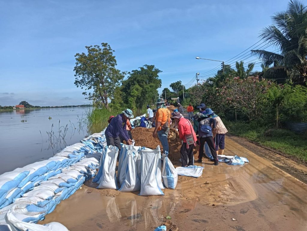 ระดม!! เจ้าหน้าที่นำกระสอบทรายป้องกันน้ำท่วมทางหลวงชนบท จ.สิงห์บุรี