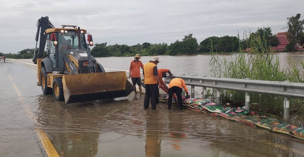 “ทางหลวงชนบท” ลุยพื้นที่อยุธยา!! ระดมเจ้าหน้าที่ – เครื่องจักร เคลียร์เส้นทางน้ำท่วม คืนการจราจรให้ประชาชน