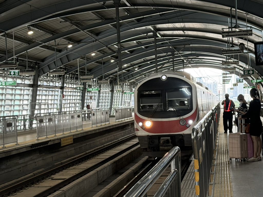 “รถไฟฟ้าแอร์พอร์ต เรล ลิงก์” จ่ายค่าโดยสารด้วยบัตรโดยสาร EMV เริ่ม 8 พ.ย.นี้!!