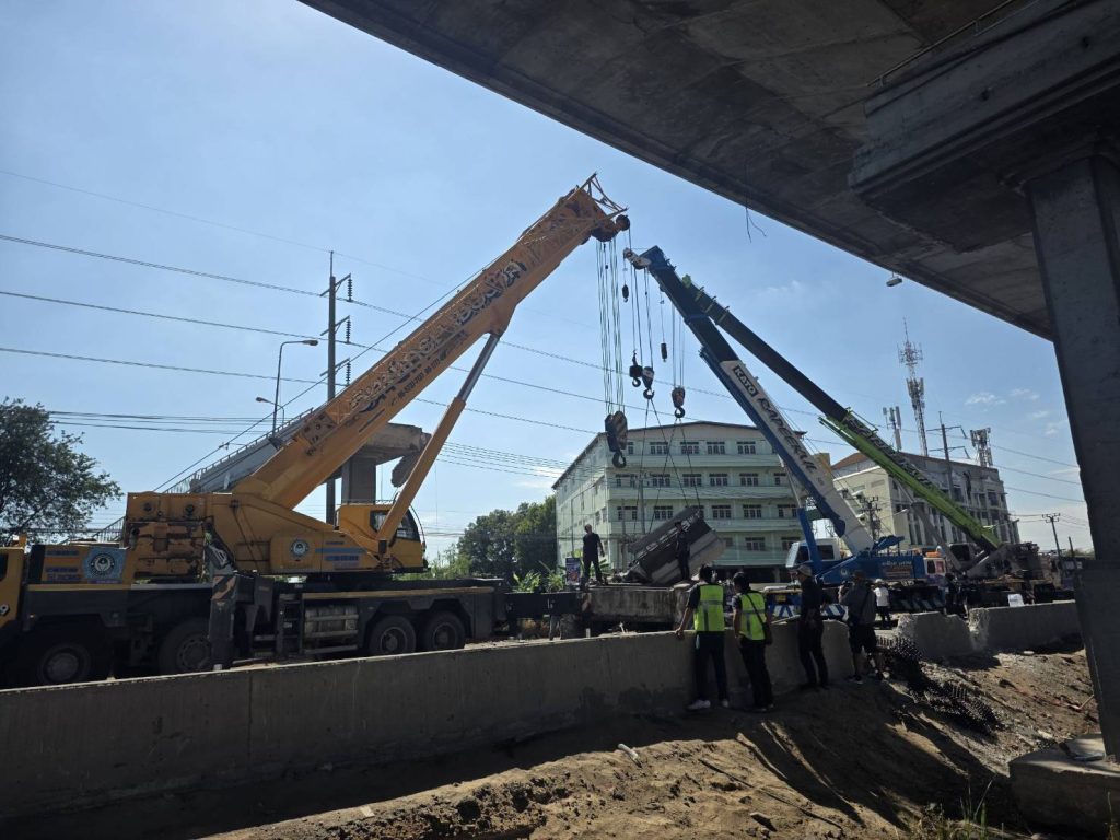 “ทางหลวง” รื้อย้ายคาน–ตรวจสอบโครงสร้าง หลังรถบรรทุกชนคานสะพานลอย ทล.34