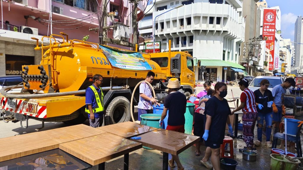 เต็มที่!! “ทางหลวงชนบท” ช่วยประชาชนฟื้นฟูหลังน้ำลดจากอุทกภัยพื้นที่ภาคใต้