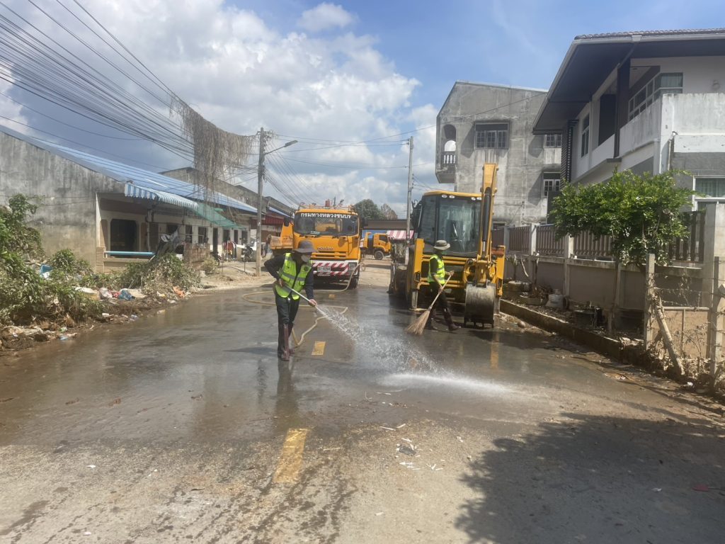 เต็มกำลัง!! “ทางหลวงชนบท” ลุยฟื้นฟูซ่อมแซม ทำความสะอาดเส้นทาง จ.สงขลา
