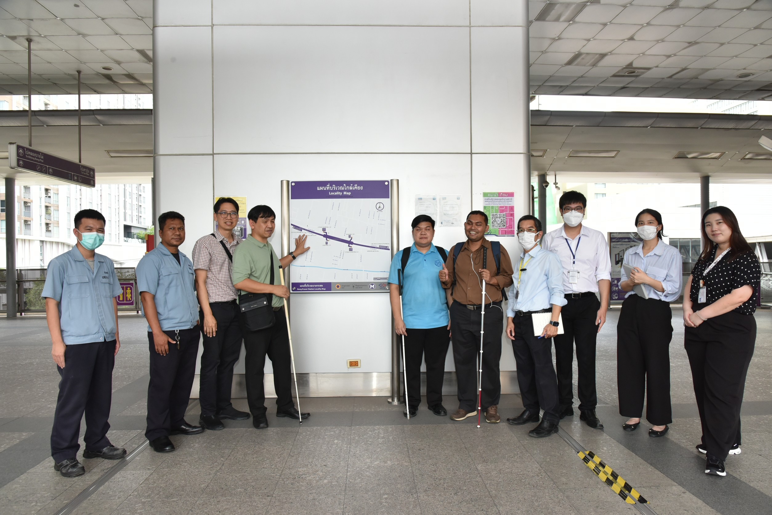 “รฟม.” ลงพื้นที่สถานีบางกระสอ ตรวจคืบหน้าแผนที่การเดินทางคนพิการทางการเห็น รถไฟฟ้าสายสีม่วง