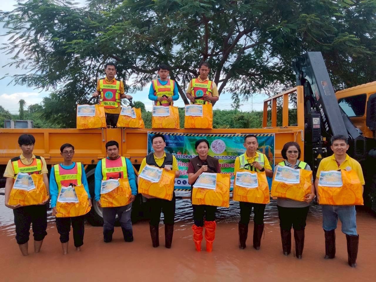 “กรมทางหลวงชนบท” มอบอาหาร น้ำดื่ม ถุงยังชีพ ช่วยผู้ประสบภัยน้ำท่วม “พิจิตร – อยุธยา”